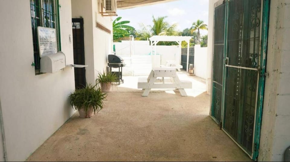 Property building, Patio, Day, BBQ facilities, Balcony/Terrace, Lobby or reception, Swimming pool, vending machine