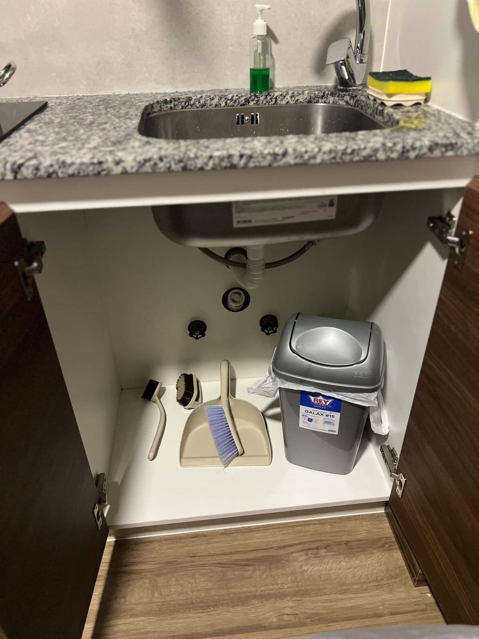 Kitchen or kitchenette, laundry