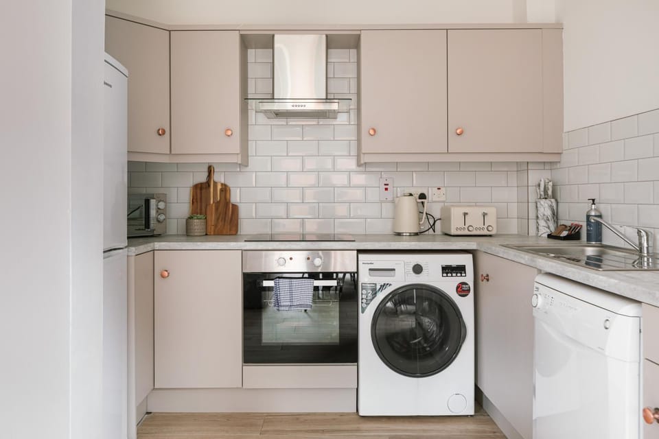 Kitchen or kitchenette, stove, washing machine