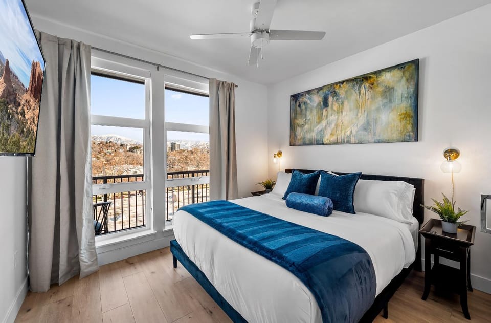 Bed, View (from property/room), Bedroom, City view, Mountain view