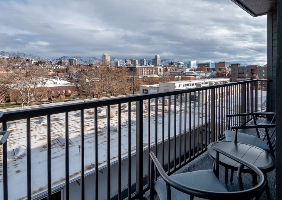 View (from property/room), Balcony/Terrace, City view, Mountain view