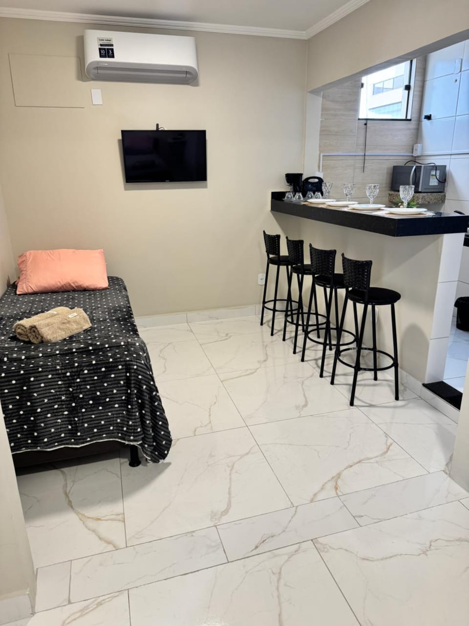 Bed, TV and multimedia, Kitchen or kitchenette, Photo of the whole room, Bedroom, minibar, air conditioner