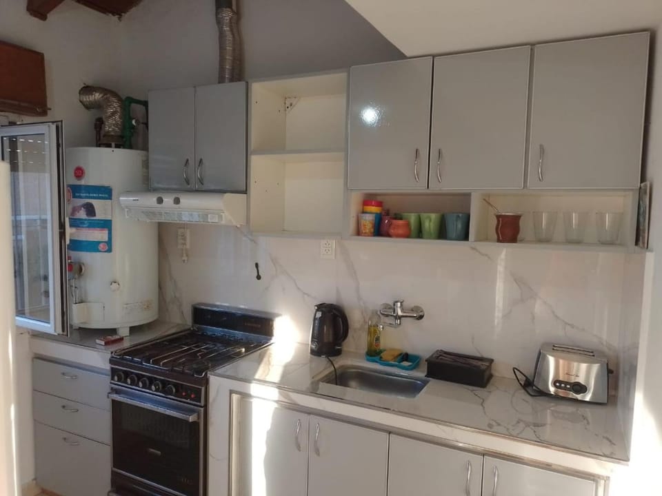 Coffee/tea facilities, Kitchen or kitchenette, oven, stove, toaster