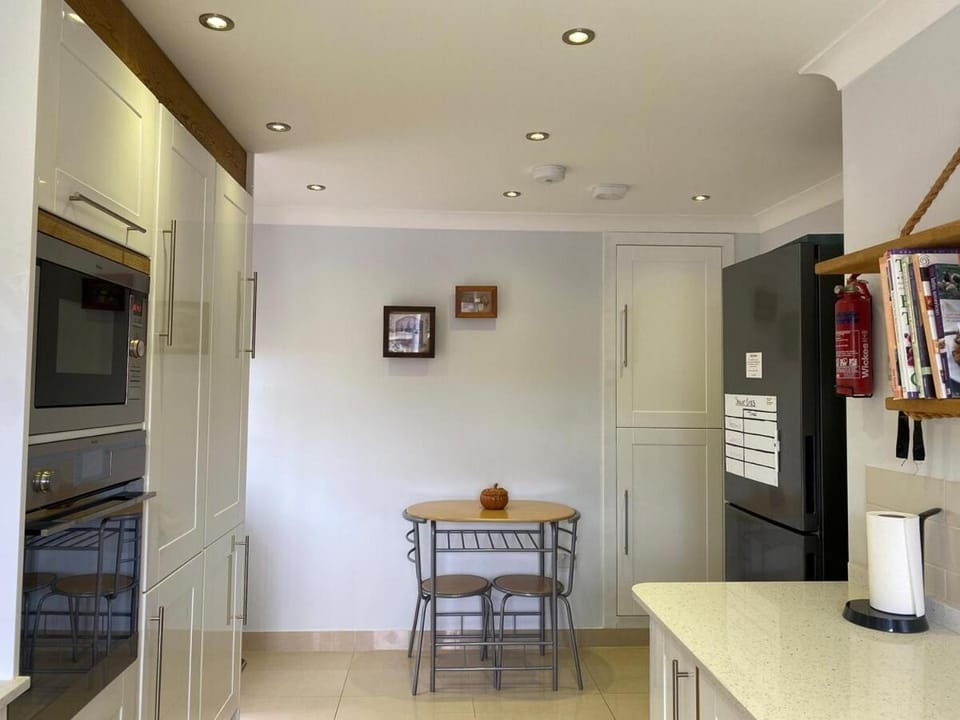 Coffee/tea facilities, Kitchen or kitchenette, oven
