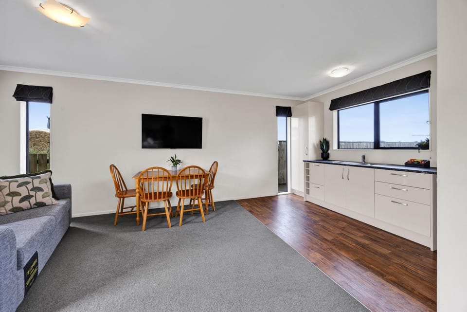 Communal lounge/ TV room, TV and multimedia, Kitchen or kitchenette, Living room, Dining area, Evening entertainment