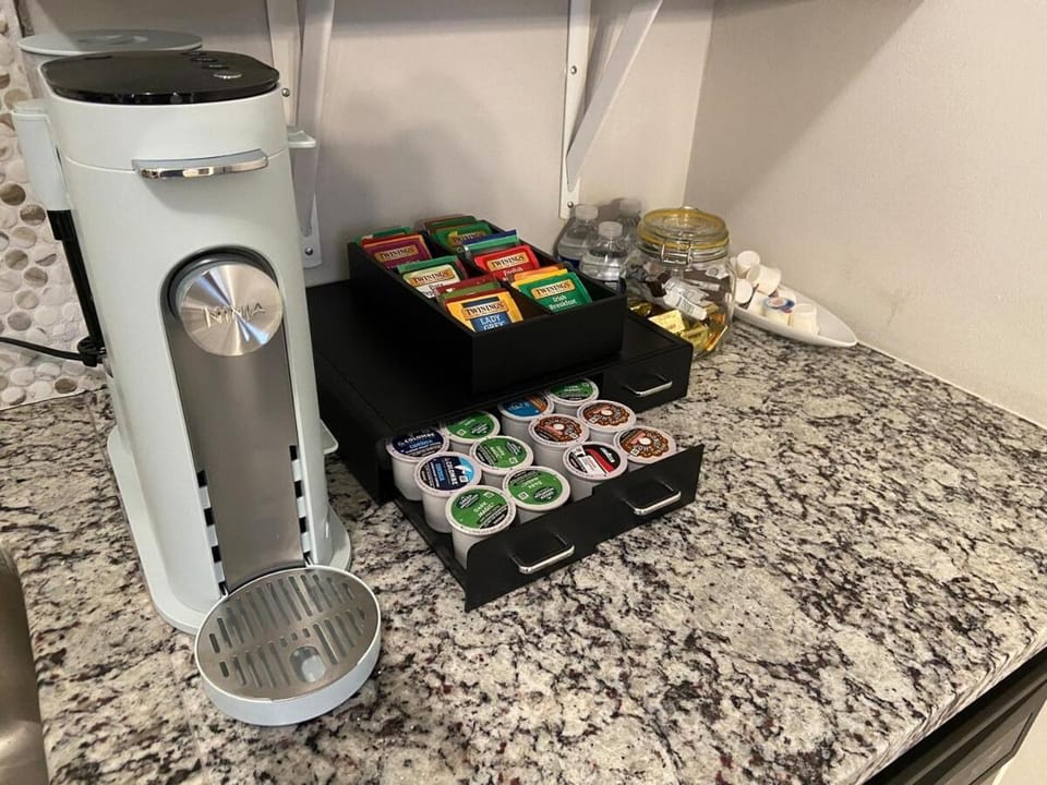 Coffee/tea facilities, Food and drinks, Food