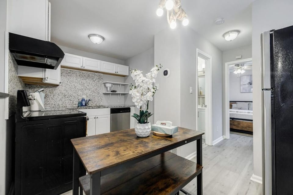 Kitchen or kitchenette, Dining area, oven, stove