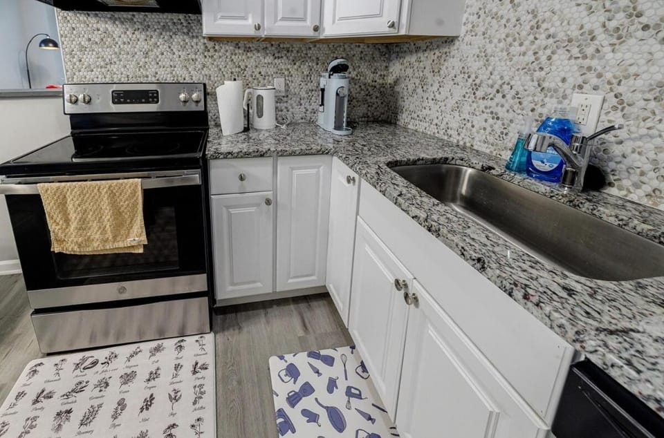 Coffee/tea facilities, Kitchen or kitchenette, stove, toaster