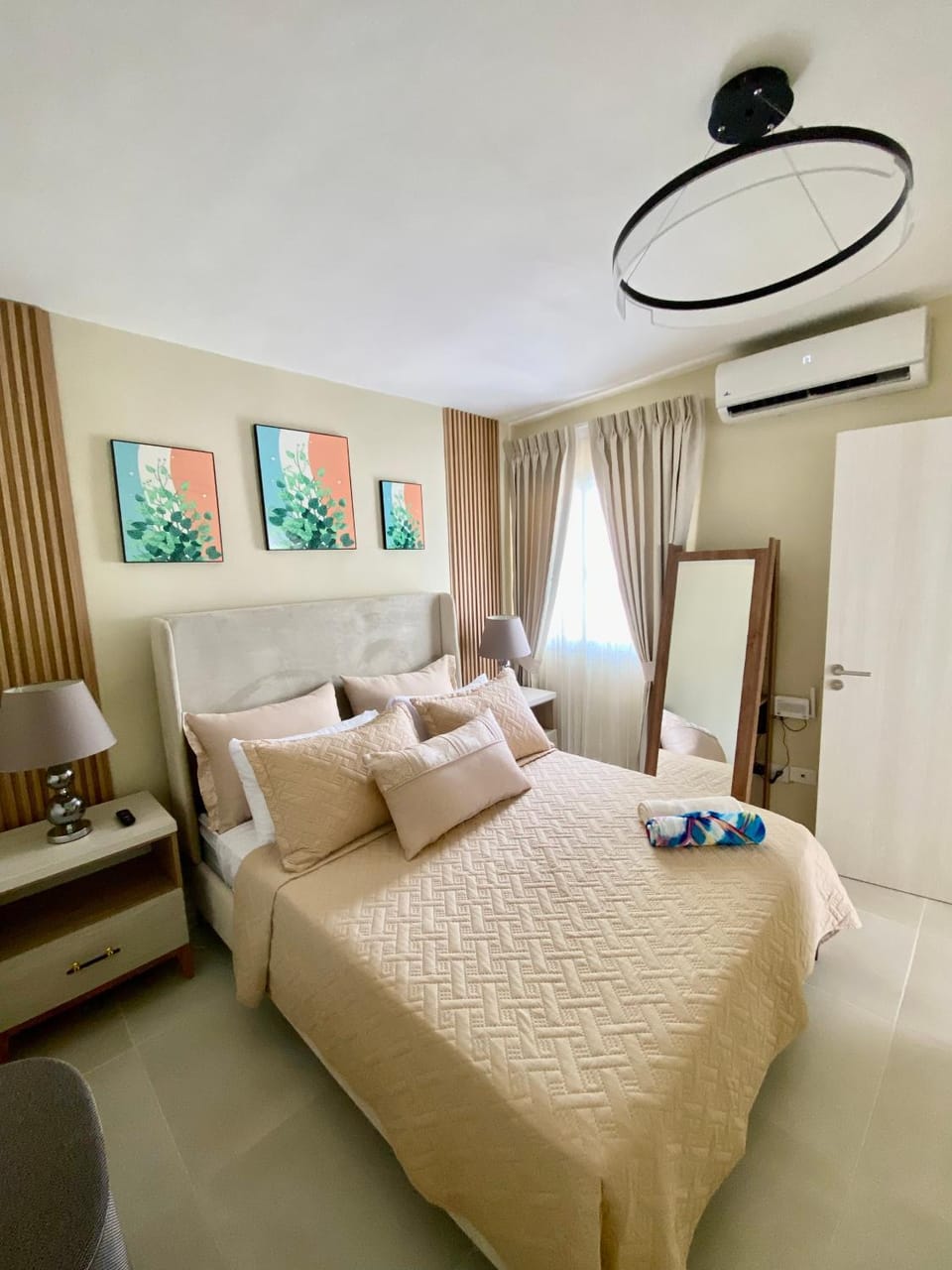 Bed, TV and multimedia, Living room, Photo of the whole room, Seating area, Bedroom, towels, wardrobe