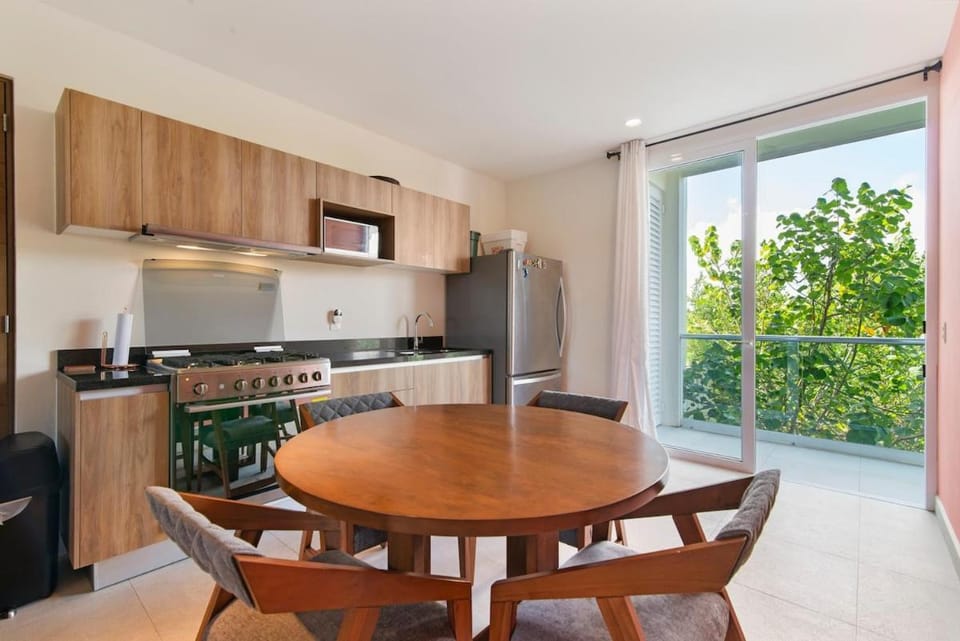 Kitchen or kitchenette, Dining area, microwave, stove, toaster