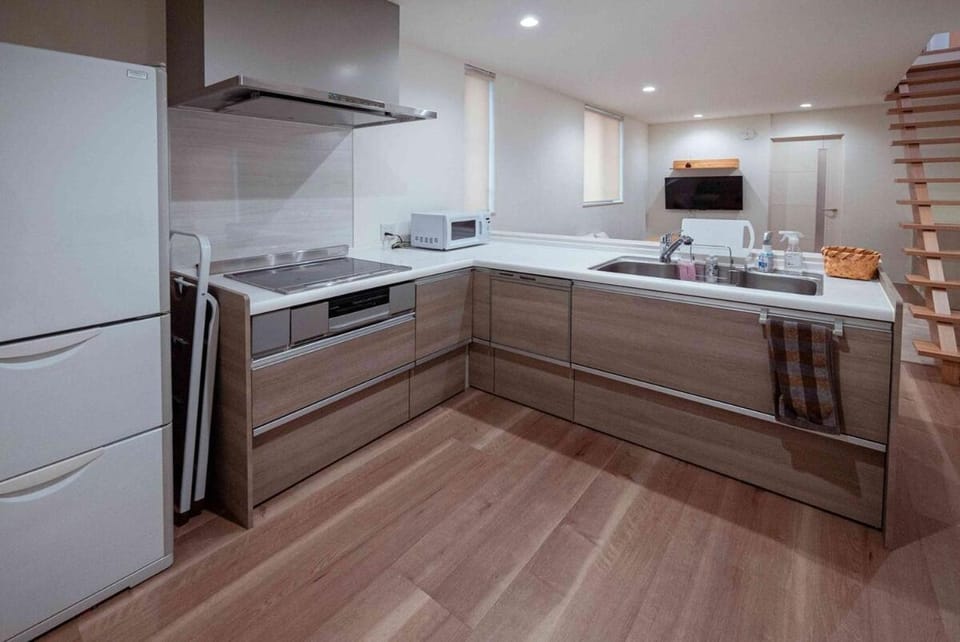 Kitchen or kitchenette, dishwasher, stove