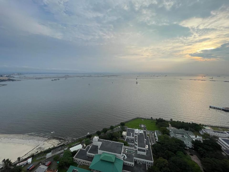 Stunning 3BR with Sunset View near Dolomite Beach Apartment in Manila City