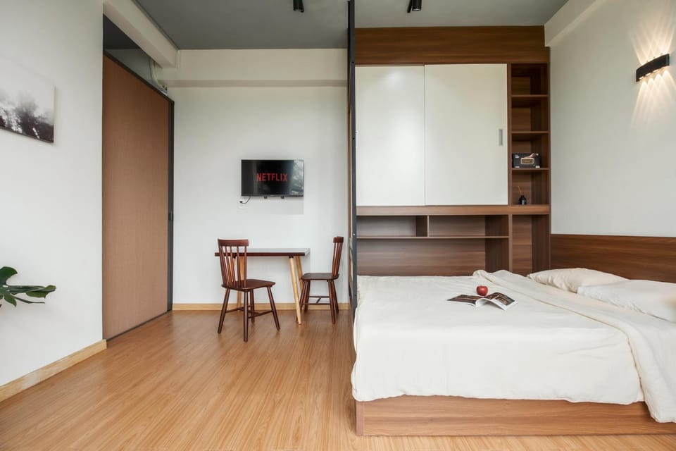 Bed, TV and multimedia, wardrobe