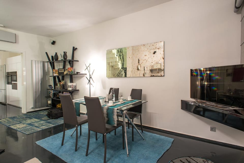 TV and multimedia, Photo of the whole room, Seating area, Dining area