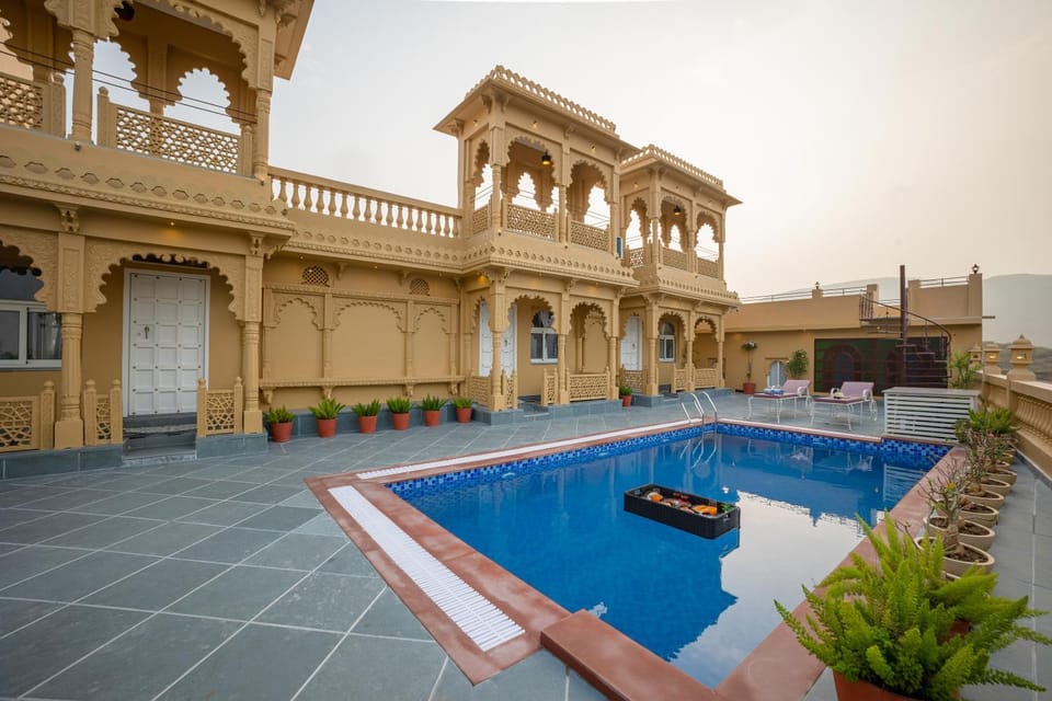 Property building, Swimming pool, sunbed