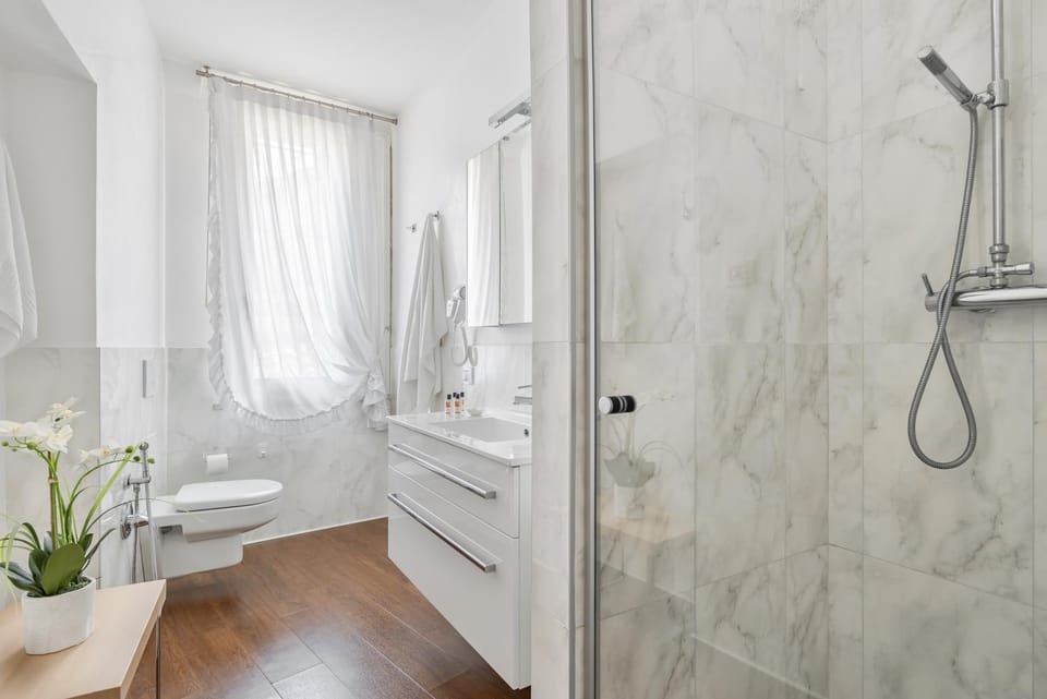 Shower, Toilet, Bathroom, towels