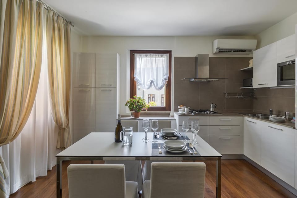 Kitchen or kitchenette, Dining area, stove