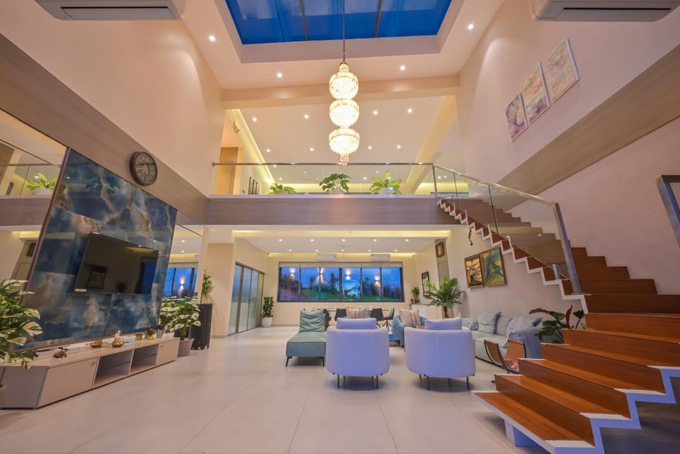 Shower, Toilet, Property building, Patio, Facade/entrance, Bed, Garden, Bathroom, TV and multimedia, View (from property/room), Balcony/Terrace, Balcony/Terrace, Living room, Seating area, Dining area, Bedroom, Pool view, Area and facilities, Swimming pool, Dinner, group of guests, Parking, concierge, furniture, microwave, towels, wardrobe, air conditioner