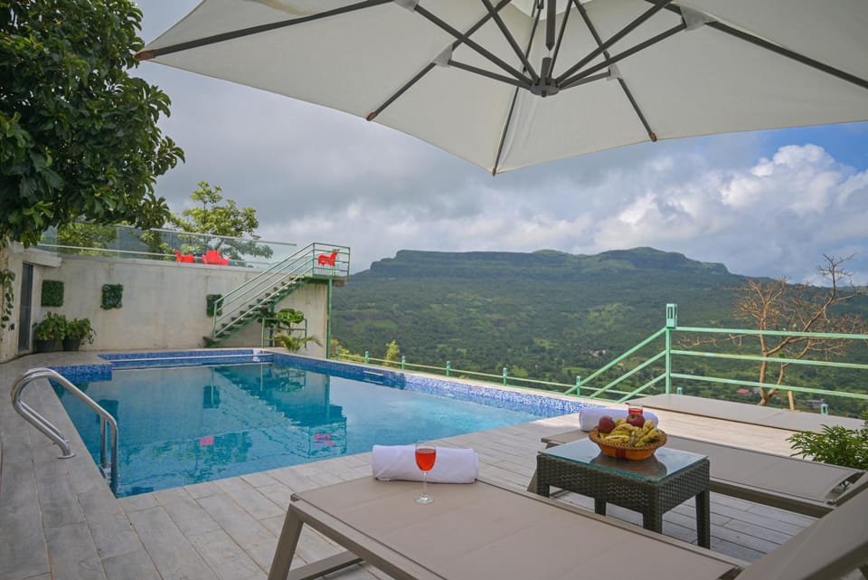 Pool view, Swimming pool, sunbed