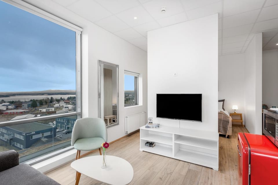TV and multimedia, View (from property/room), Living room, Lake view