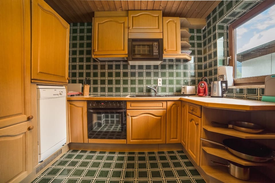 Kitchen or kitchenette, Living room