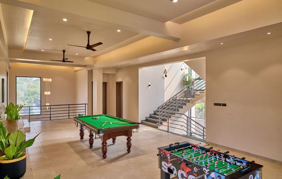 Billiard, Game Room