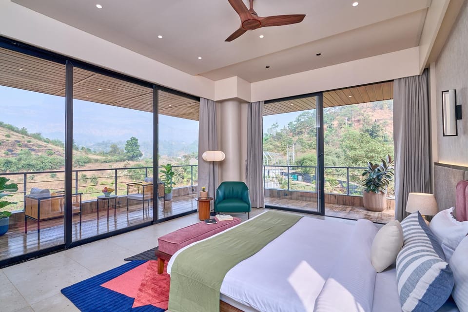 Bed, Photo of the whole room, Seating area, Bedroom, Mountain view