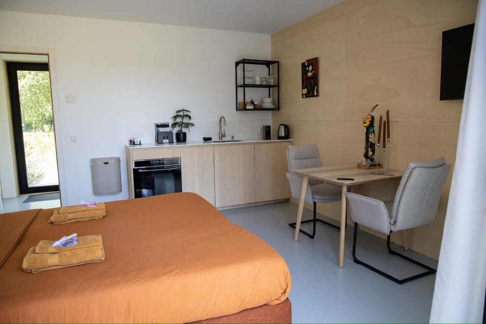 Kitchen or kitchenette, Seating area, Dining area