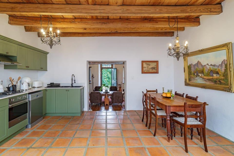 Kitchen or kitchenette, Dining area, stove