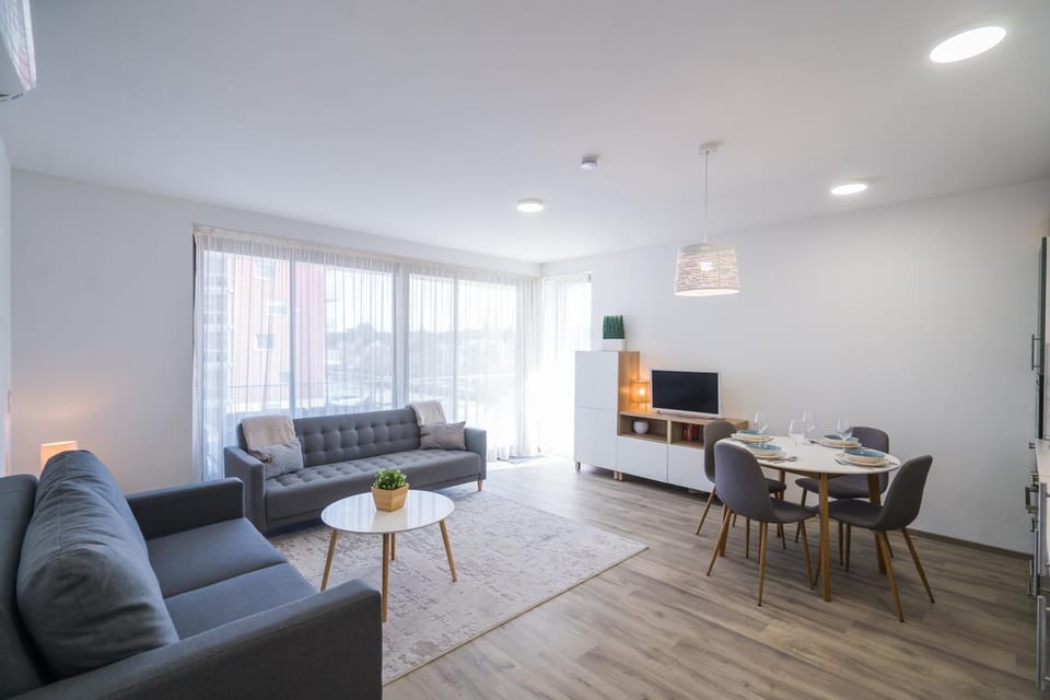 TV and multimedia, Living room, Seating area, Dining area