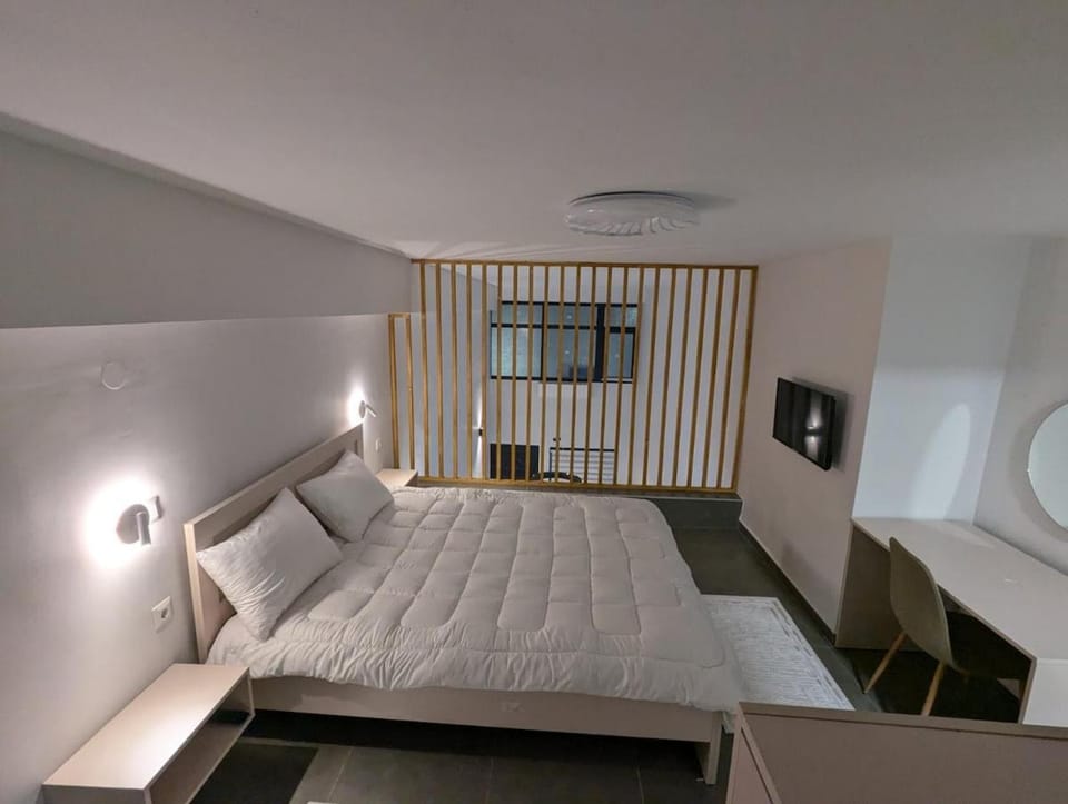 Bed, TV and multimedia, Photo of the whole room, Bedroom