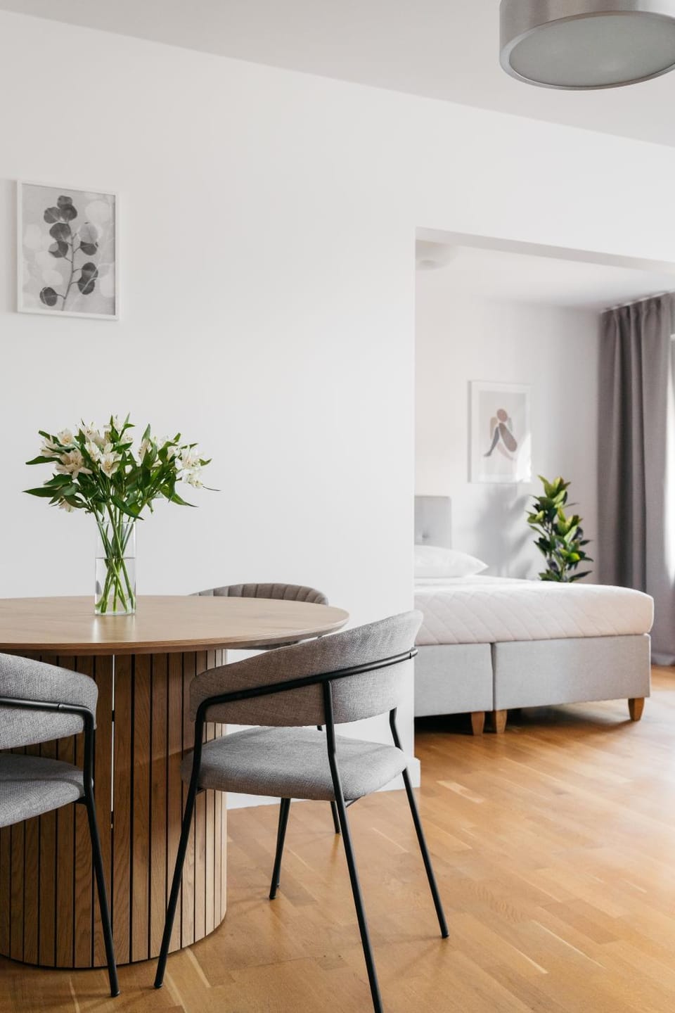 Bed, Photo of the whole room, Seating area, Dining area, Bedroom