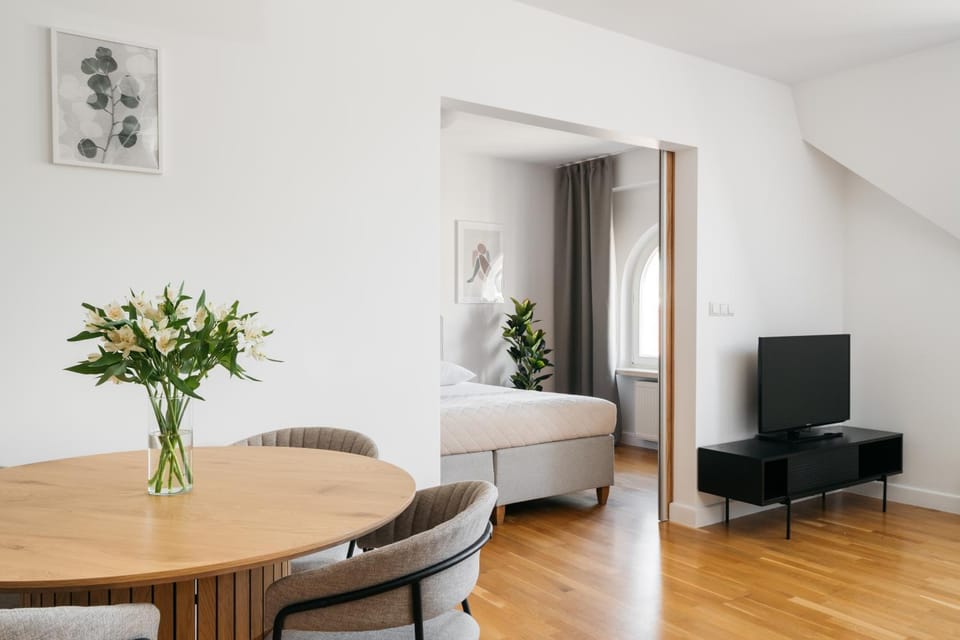 TV and multimedia, Living room, Photo of the whole room, Seating area, Dining area, Bedroom