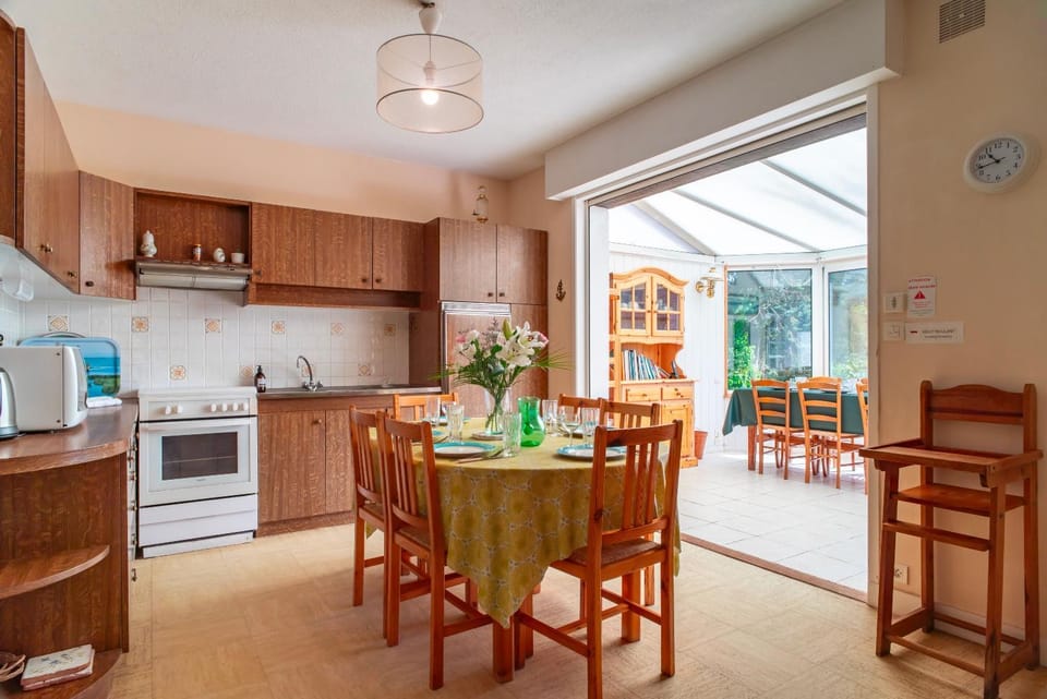 Kitchen or kitchenette, oven