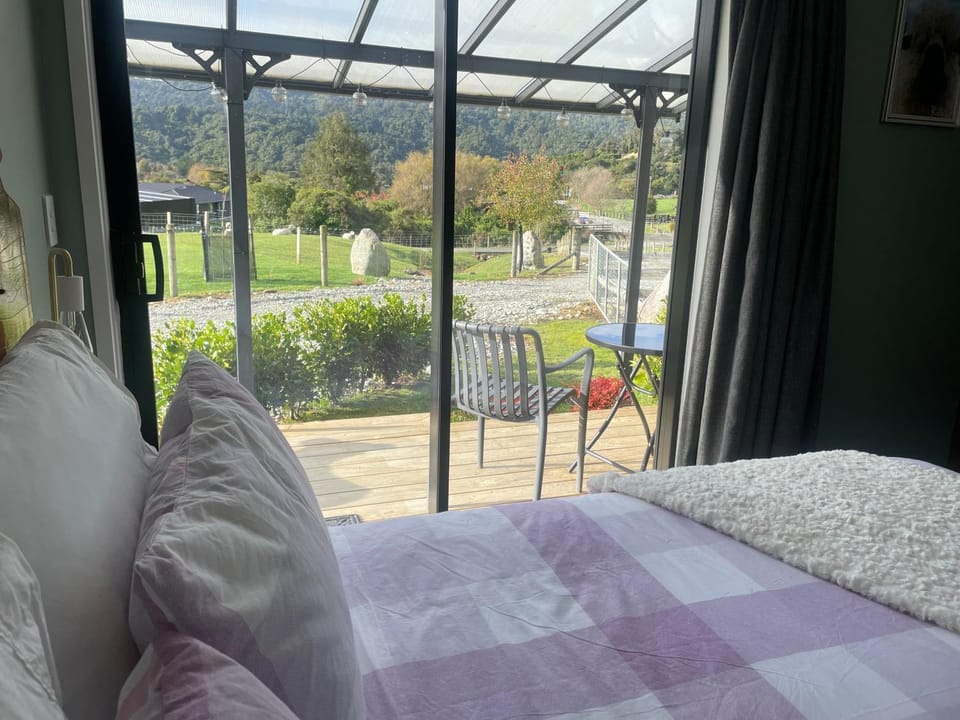 Robbies Hut Nature lodge in West Coast
