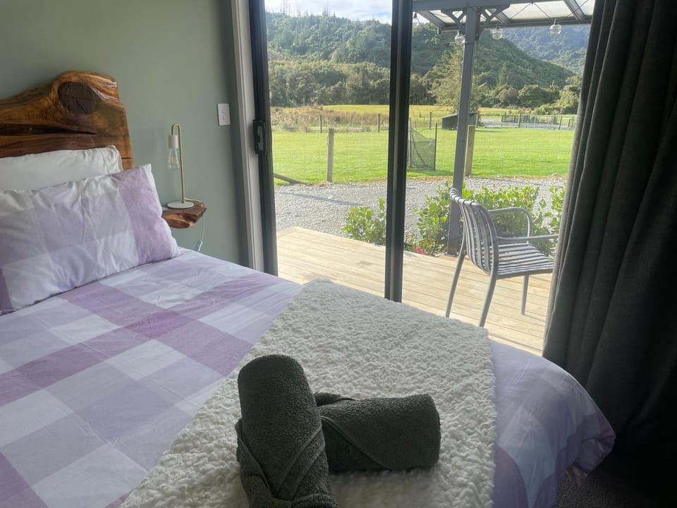 Robbies Hut Nature lodge in West Coast