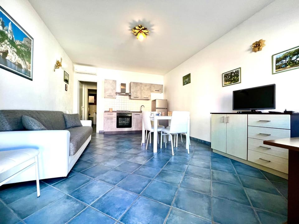 TV and multimedia, Kitchen or kitchenette, Living room, oven, stove