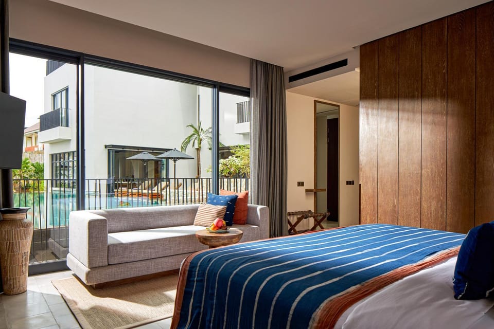 Bed, Balcony/Terrace, Seating area, Bedroom, Pool view, Pool view, Swimming pool