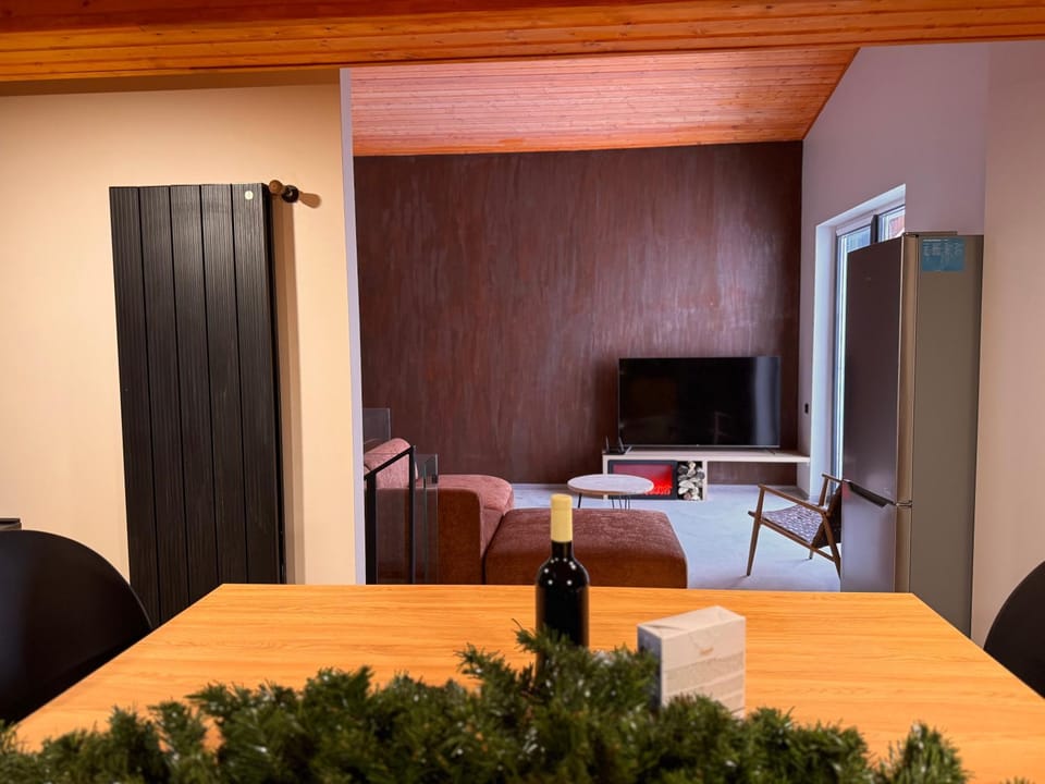 TV and multimedia, Living room, Seating area, Dining area, Evening entertainment