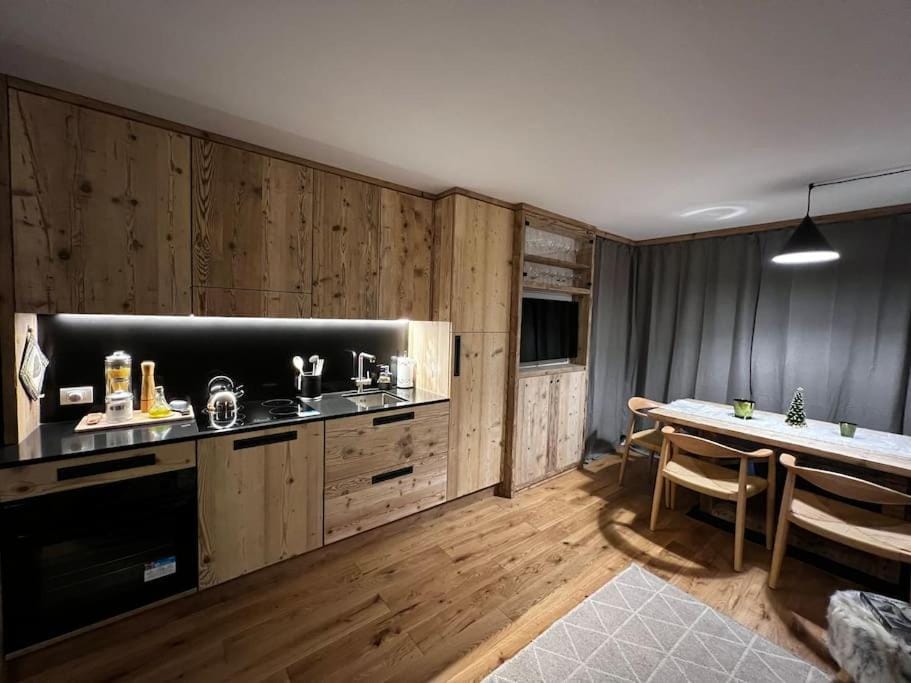 Kitchen or kitchenette, Dining area, stove
