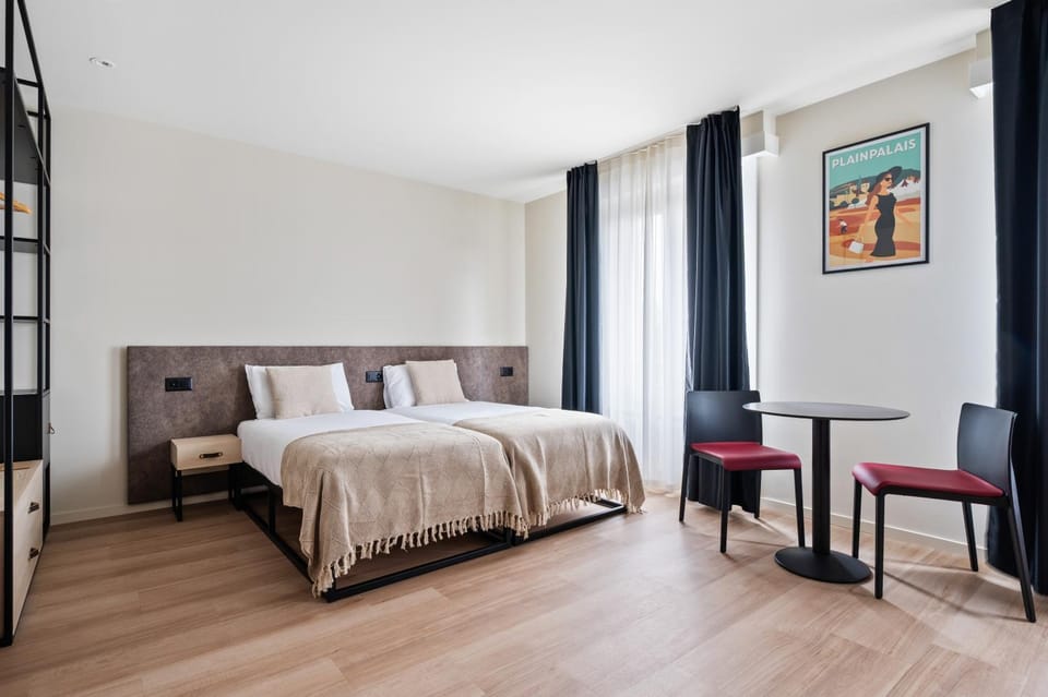 Bed, Photo of the whole room, Dining area