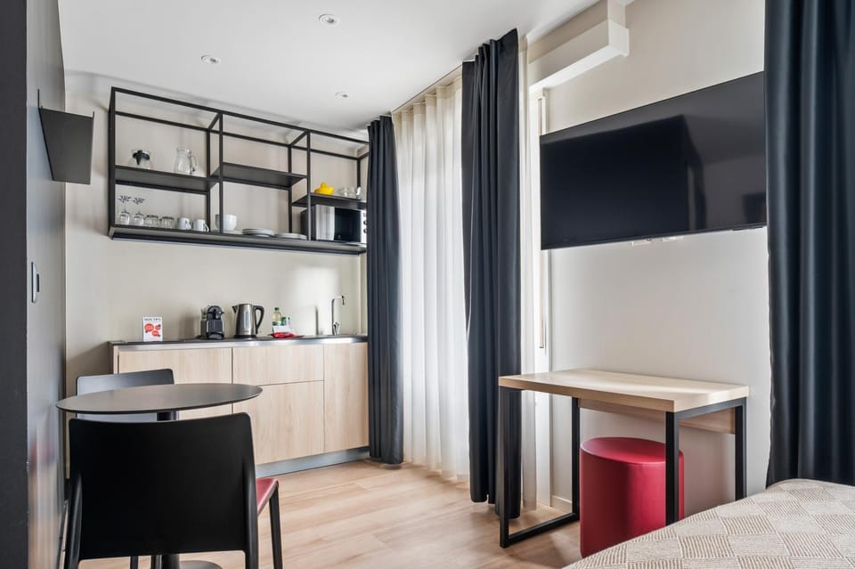 TV and multimedia, Seating area, Dining area, kitchen