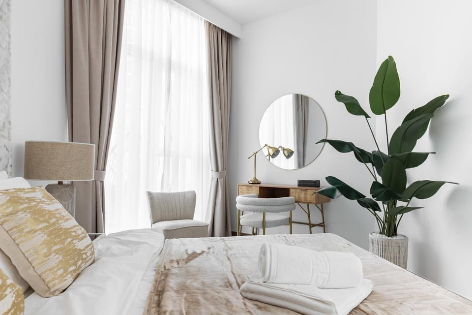 Bed, Photo of the whole room, Seating area, Bedroom, towels