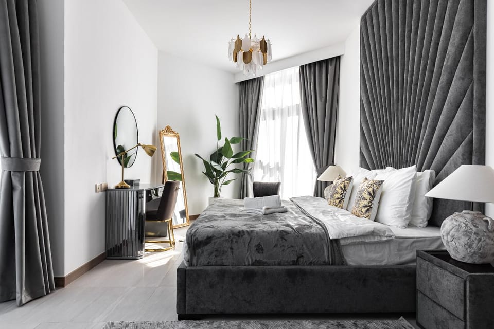 Bed, Photo of the whole room, Seating area, Bedroom