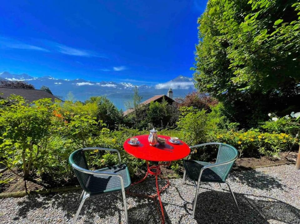 Lake Thun Alps Scenic Views and Concierge by SwissHut Apartment in Hilterfingen
