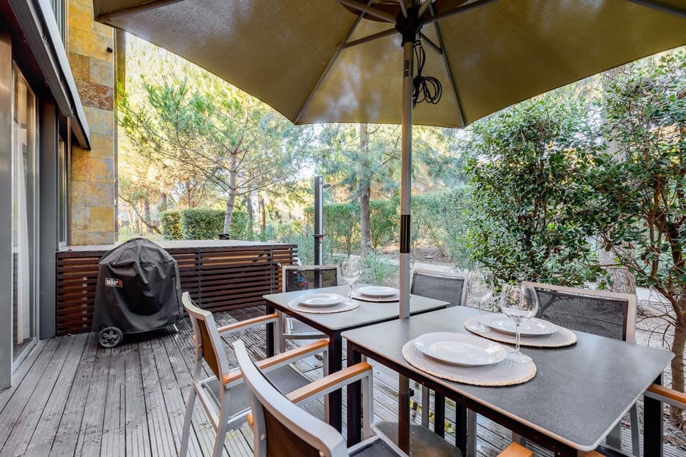 Property building, Balcony/Terrace, Living room