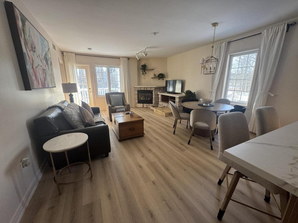 Luxurious Ski-In Ski-Out Jacuzzi Condo with King Bed, Pool, Gym and Sauna House in New York