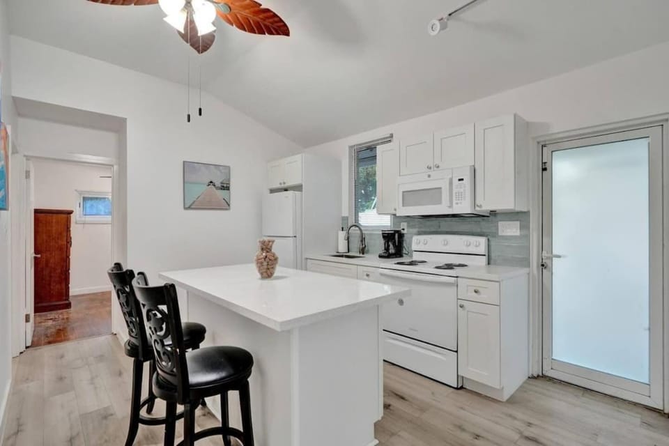 Tropical Oasis 2BR w Pool Apartment in Fort Lauderdale