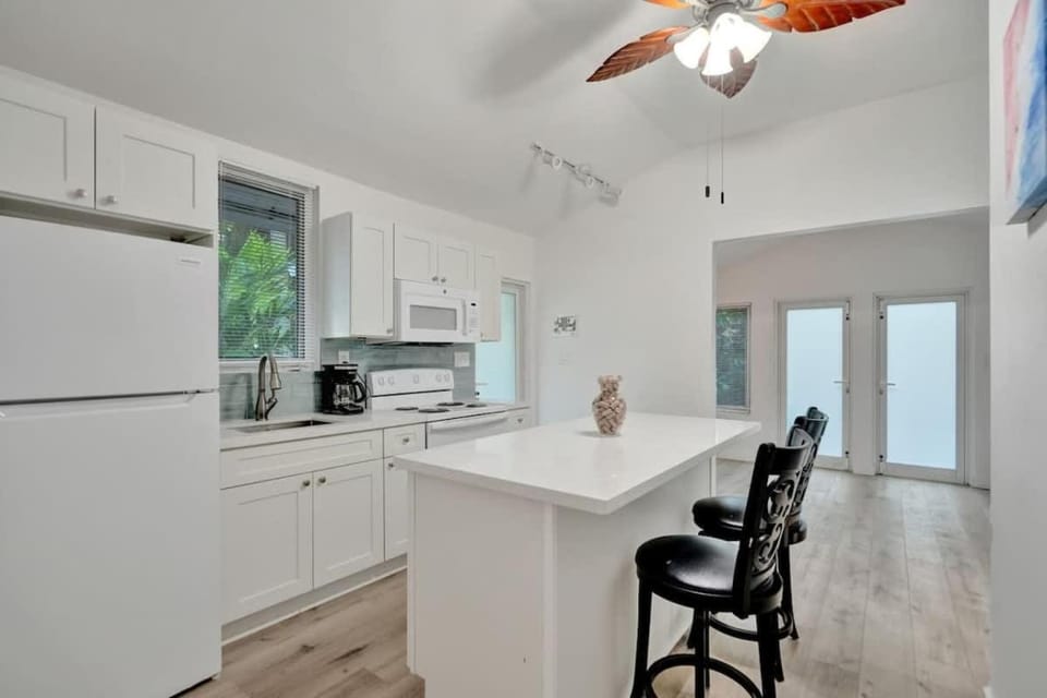 Tropical Oasis 2BR w Pool Apartment in Fort Lauderdale