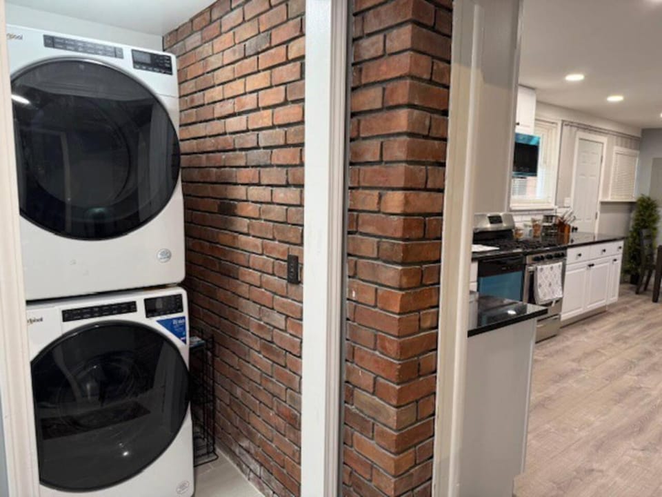 Newly Renovated Gem Fenced Backyard 2 Full Baths House in Melvindale